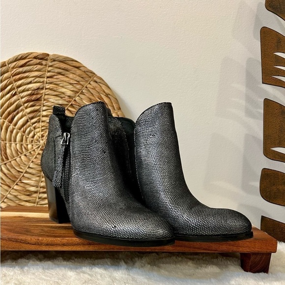 Donald J. Pliner Edyn Metallic Block Heel Ankle Boots - Picture 1 of 15